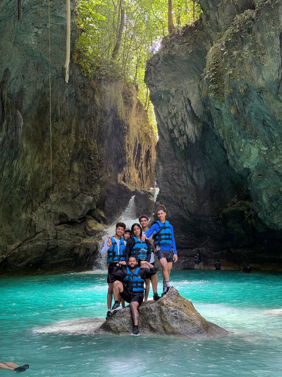 Parte del grupo en el charco final de la ruta.
