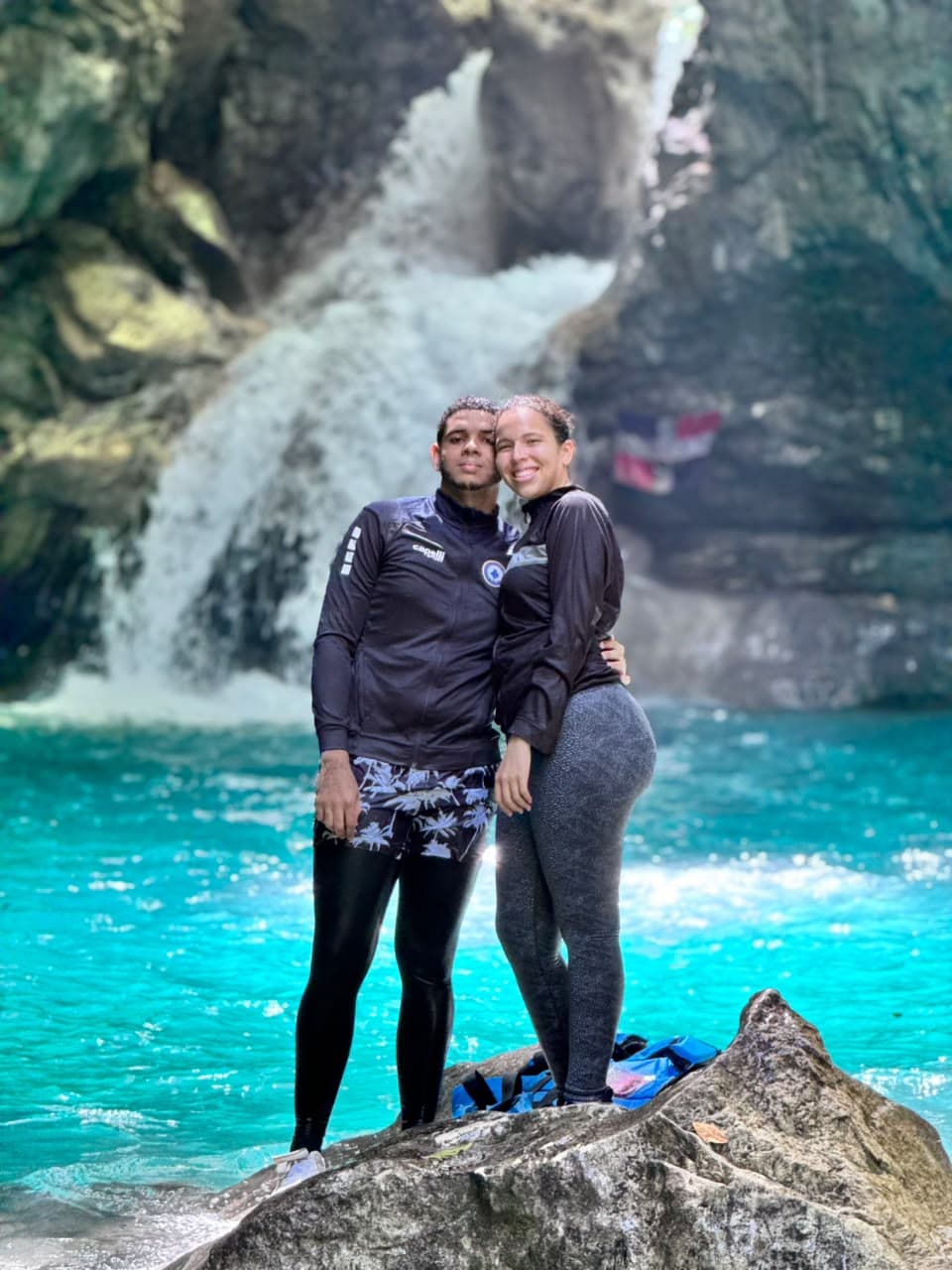 Pareja en el charco final de la ruta.