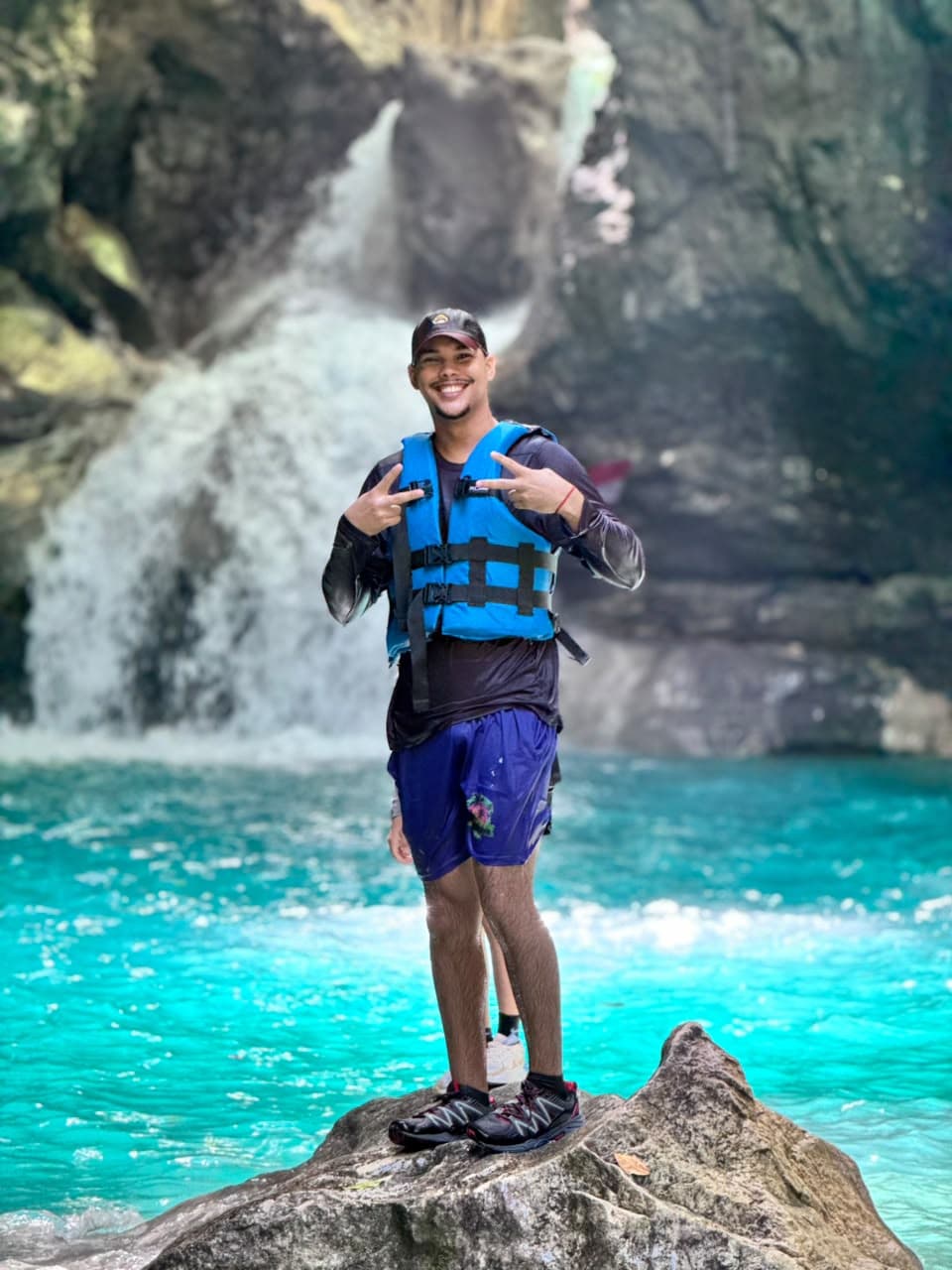 Participante en el charco final de la ruta.
