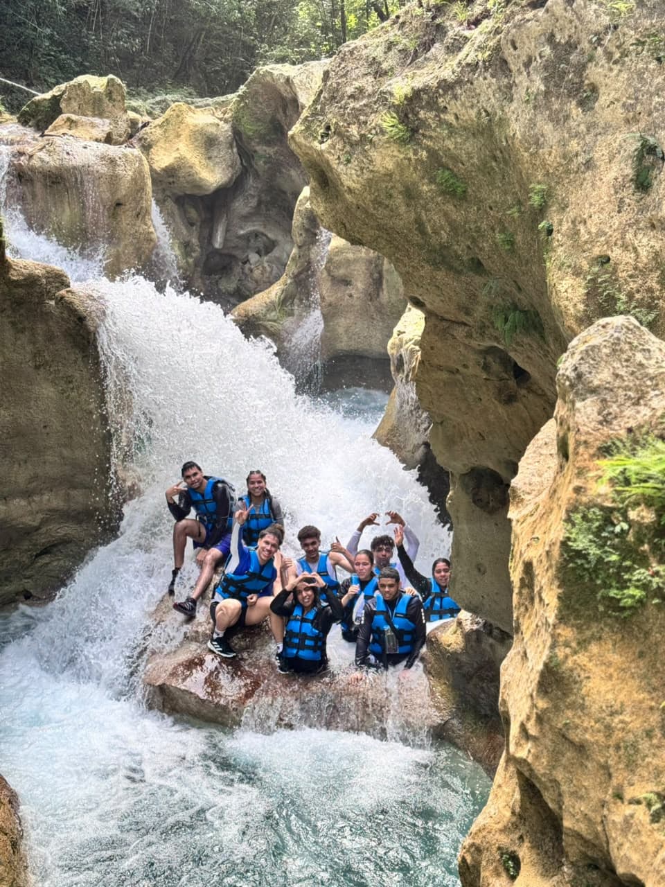 Grupo disfrutando de los charcos.