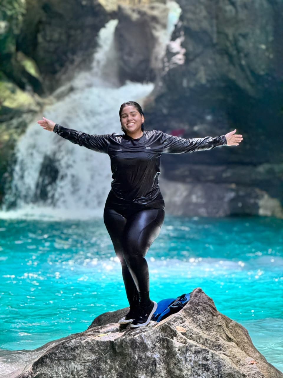 Participante en el charco final de la ruta.