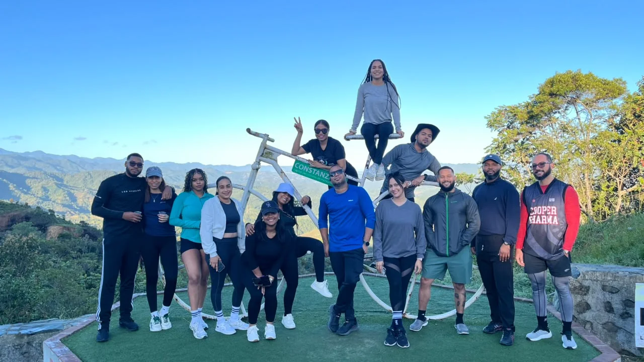 Participantes de Ruticas RD disfrutando una excursión en la naturaleza